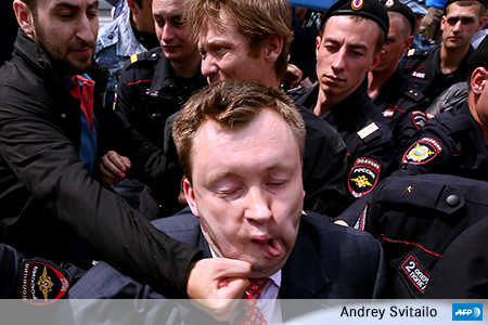 Andrey Svitailo, du bureau de Moscou, a également été primé dans la catégorie « Portrait de personnalités dans l’actualité » avec la photographie de Nikolai Alexeyev, frappé par un activiste anti-gay lors d’un rassemblement russe.