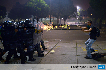 Christophe Simon, responsable des reporters-photographes pour le Brésil, a été récompensé dans la catégorie « faits divers » pour sa photo de policiers anti émeutes visant un manifestant à Rio de Janeiro.