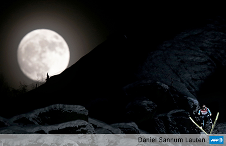 Daniel Sannum Lauten, en poste à Oslo, a remporté un premier prix dans la catégorie « sport », avec le cliché d’un saut à ski nocturne, éclairé par la lune.