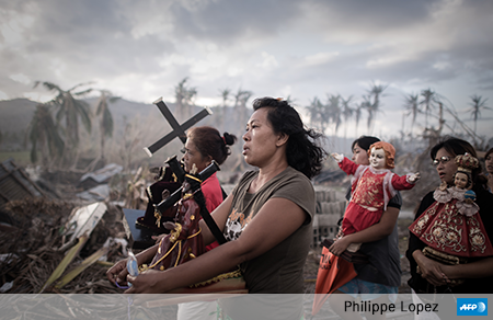 Philippe Lopez, basé à  Hong-Kong, s'est également vu décerner le premier prix de la catégorie « guerre et catastrophe » avec sa photographie de survivants en procession suite au passage du typhon Haiyan qui a balayé les Philippines en tuant des milliers d'habitants.