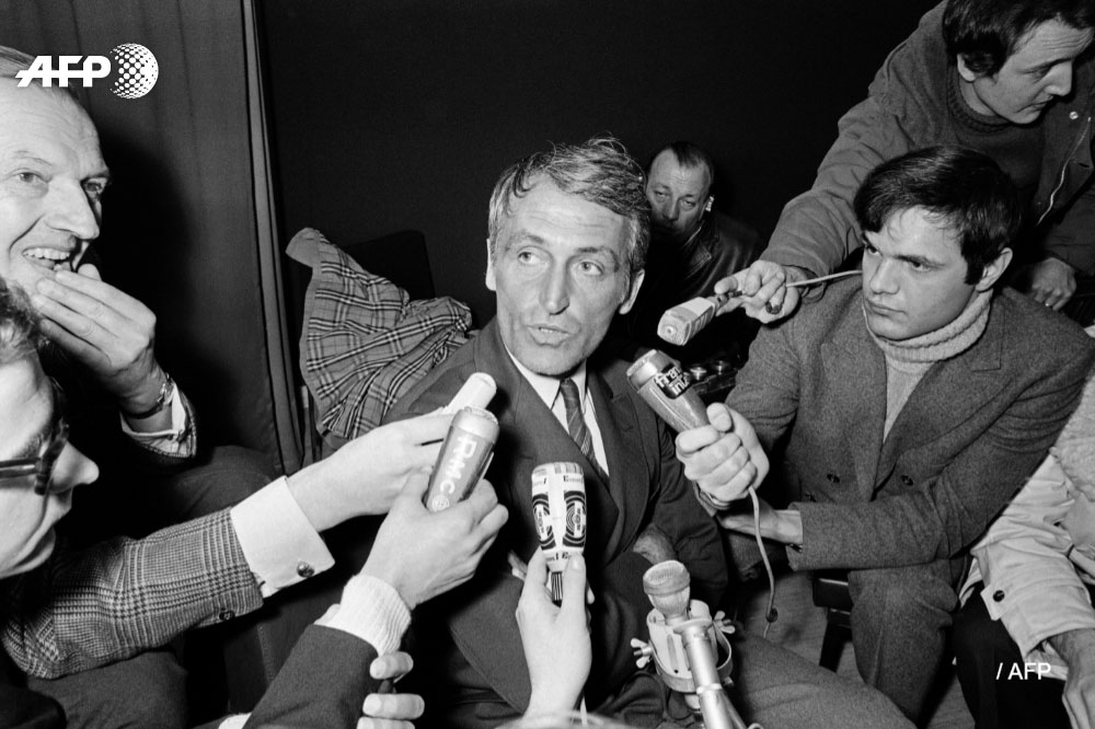 François Pelou, repórter de guerra da agência francesa France Presse (AFP), fala aos meios de comunicação no aeroporto de Orly, perto de Paris, em 27 de dezembro de 1970. © AFP