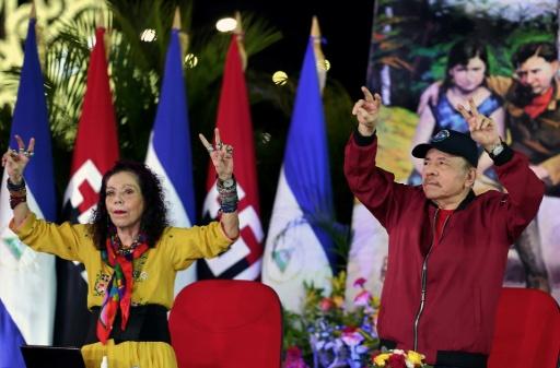 Los copresidentes nicaragüenses, Rosario Murillo y Daniel Ortega, hacen el signo de la victoria durante una ceremonia por el 130 aniversario del nacimiento de Augusto Sandino, el 24 de mayo de 2025 en Managua, una imagen divulgada por el medio oficial El 19 Digital — Jairo Cajina / AFP