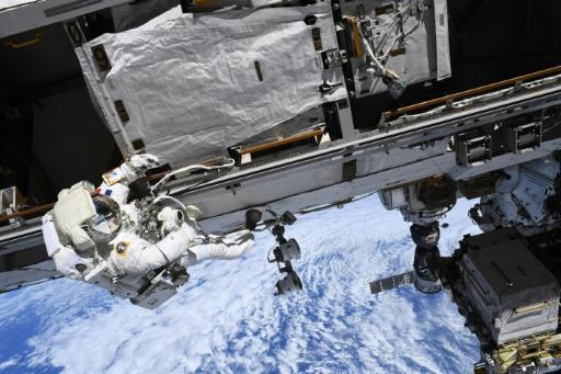 Photographie prise le 25 août montrant l'astronaute française Sophie Adenot en dehors de la Station spatiale internationale (ISS) et publiée par l'Agence spatiale européenne (ESA) — Handout / AFP