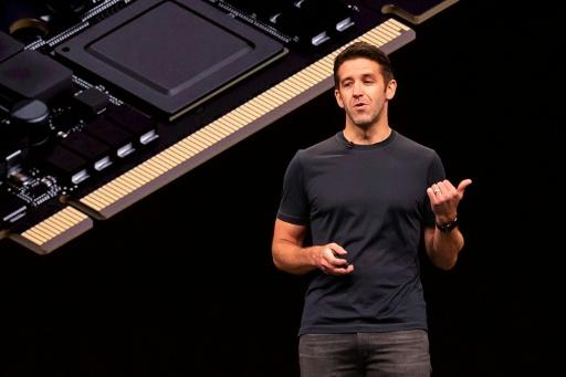 John Ternus assume comando da Apple na era da IA e dos smartphones dobráveis
