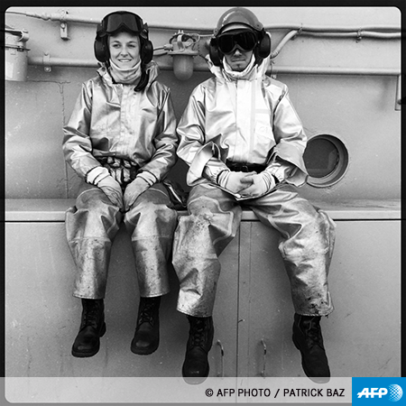 À quoi ressemble l'intimité des matelots qui font tourner le fleuron de la marine française? Comment vit-on sur cette immense forteresse flottante qui ne dort jamais? À deux reprises, le photographe de l'Agence France-Presse (et Juré du prestigieux prix World Press Photo) Patrick Baz a été amené à effectuer une mission sur ce titan des mers. À deux reprises, il a choisi de compléter son reportage traditionnel par des photos prises avec son téléphone portable. A chaque fois, il a ainsi capté des morceaux d'humanité que son matériel professionnel ne lui permettait pas d'obtenir.