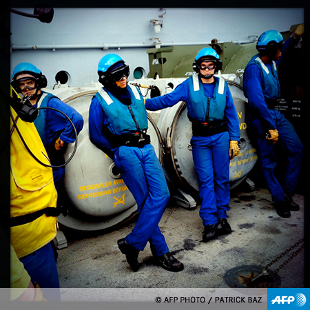 À quoi ressemble l'intimité des matelots qui font tourner le fleuron de la marine française? Comment vit-on sur cette immense forteresse flottante qui ne dort jamais? À deux reprises, le photographe de l'Agence France-Presse (et Juré du prestigieux prix World Press Photo) Patrick Baz a été amené à effectuer une mission sur ce titan des mers. À deux reprises, il a choisi de compléter son reportage traditionnel par des photos prises avec son téléphone portable. A chaque fois, il a ainsi capté des morceaux d'humanité que son matériel professionnel ne lui permettait pas d'obtenir.