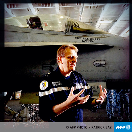 À quoi ressemble l'intimité des matelots qui font tourner le fleuron de la marine française? Comment vit-on sur cette immense forteresse flottante qui ne dort jamais? À deux reprises, le photographe de l'Agence France-Presse (et Juré du prestigieux prix World Press Photo) Patrick Baz a été amené à effectuer une mission sur ce titan des mers. À deux reprises, il a choisi de compléter son reportage traditionnel par des photos prises avec son téléphone portable. A chaque fois, il a ainsi capté des morceaux d'humanité que son matériel professionnel ne lui permettait pas d'obtenir.