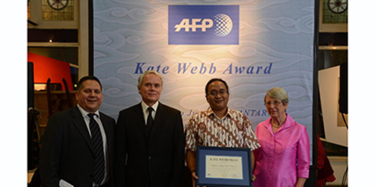 Indonesian reporter Pramono receives AFP’S 2013 Kate Webb Prize in Jakarta