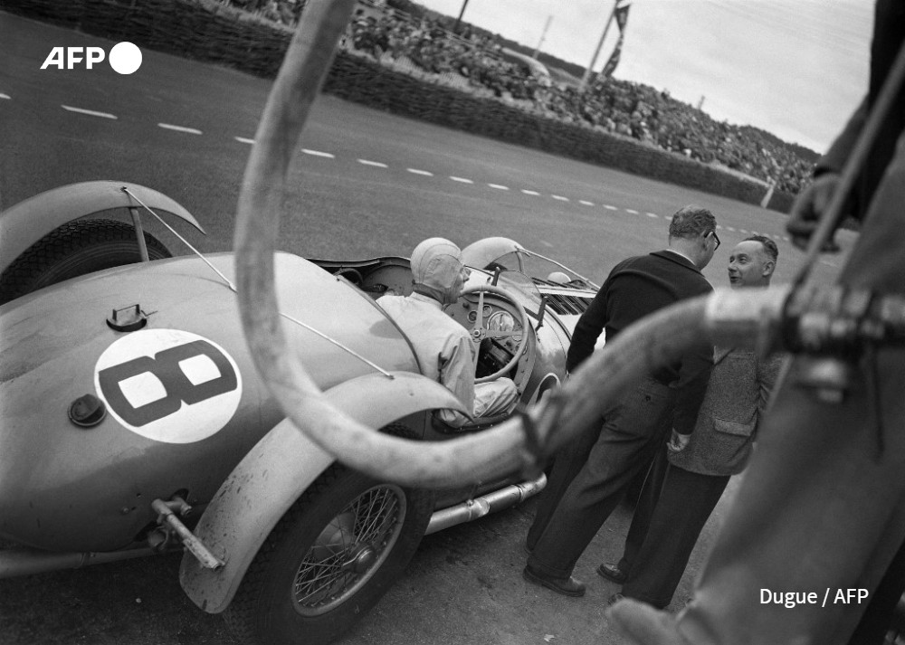 The Delahaye n°8 driven by French race drivers Charles Pozzi and Pierre Flahault makes a pit stop on June 25, 1950 during the 24 hours of Le Mans, on the Sarthe circuit.
