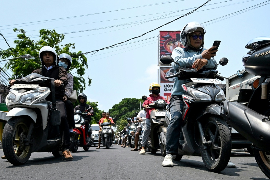 Fuel shortage triggers queues on resort island Bali