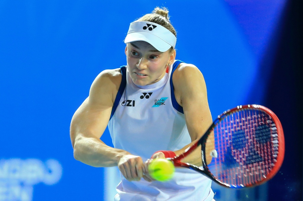 Top-ranked Rybakina crushes Fernandez to win fourth title of season