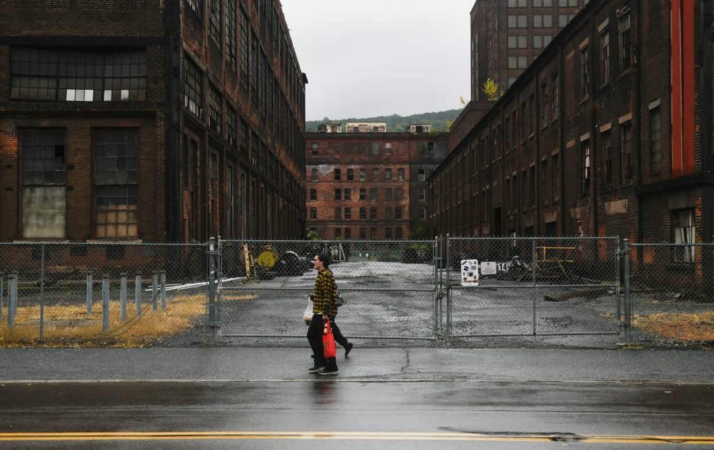 In a former US steel city, ordinary people struggle to get by