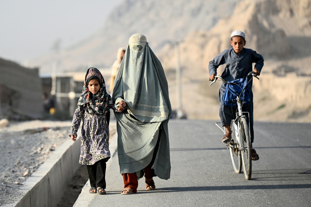 Women and girls in Afghanistan face big obstacles in continuing their education — Sanaullah SEIAM / AFP