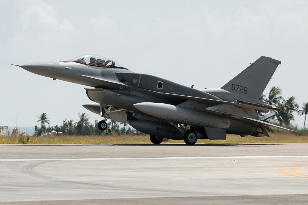 Taiwan receives its first US-made F-16V fighter jets