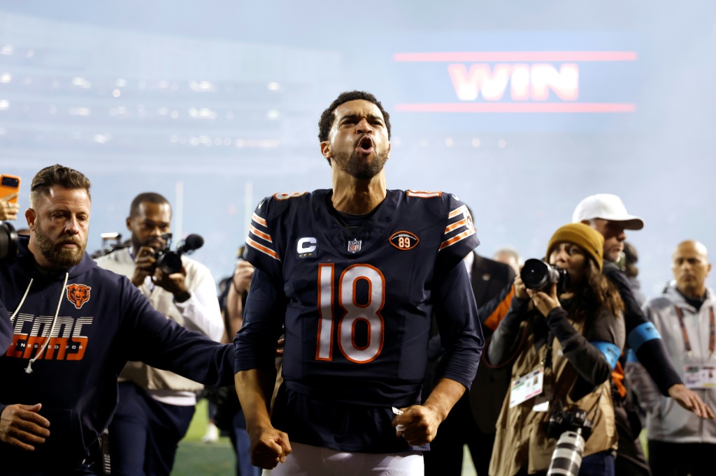 Williams, Santos lead Bears over Patriots