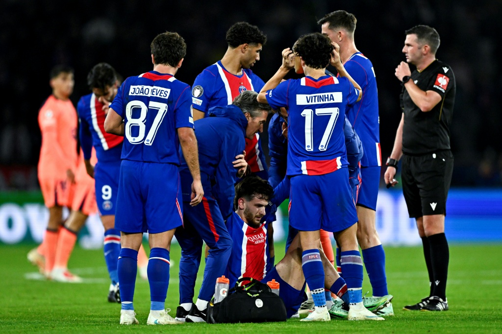 PSG winger Kvaratskhelia's season in doubt after torn ACL