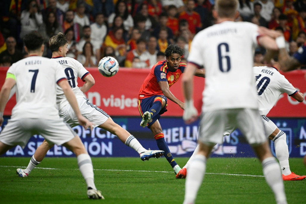 Yamal on target as Spain hold off Czech Republic