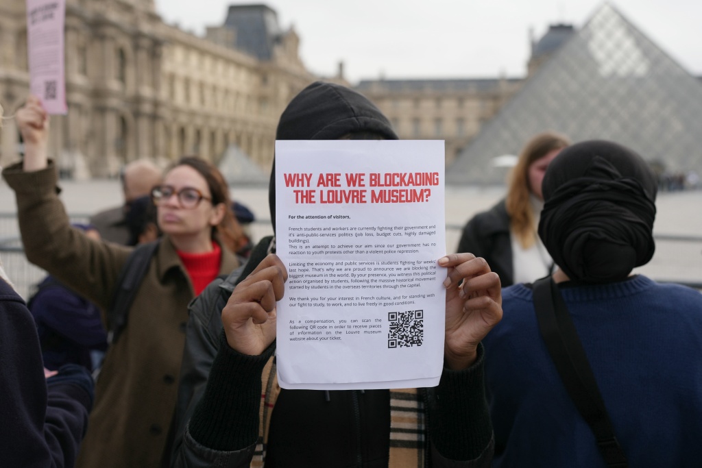 Protesters blocked the entrance to the Louvre on Monday — Dimitar DILKOFF / AFP
