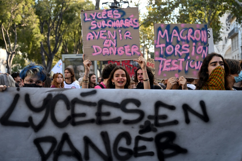 A student holds a placard reading 'overcrowded high schools, future in danger' — Miguel MEDINA / AFP