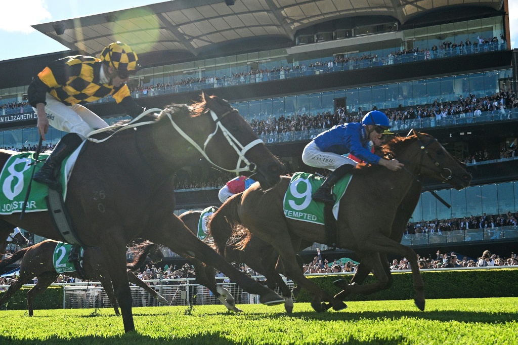 Chad Schofield riding Tempted (R) upset Ka Ying Rising to win the Everest — IZHAR KHAN / AFP