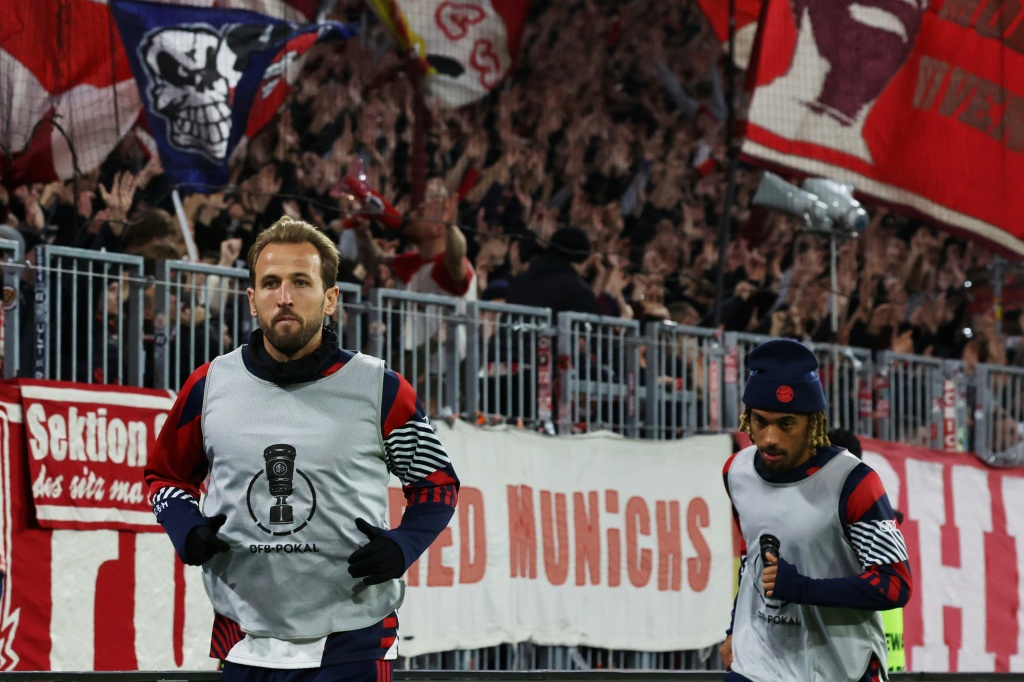 Kane watches as Bayern cruise into German Cup last 16