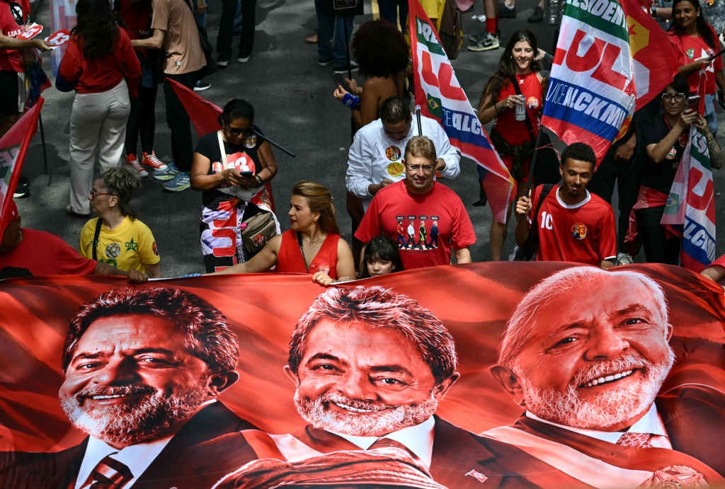 Lula, Bolsonaro in final push for votes ahead of knife-edge election
