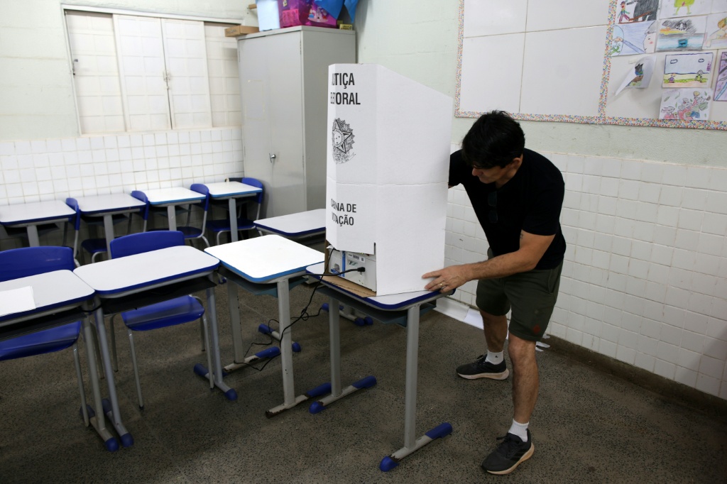 Election staff are hard at work setting up voting booths around the country — Sergio LIMA / AFP