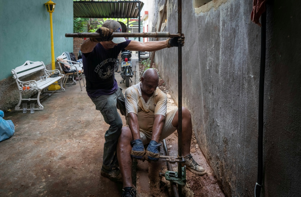 Some Cubans have resorted to digging their own wells in search of water — STRINGER / AFP