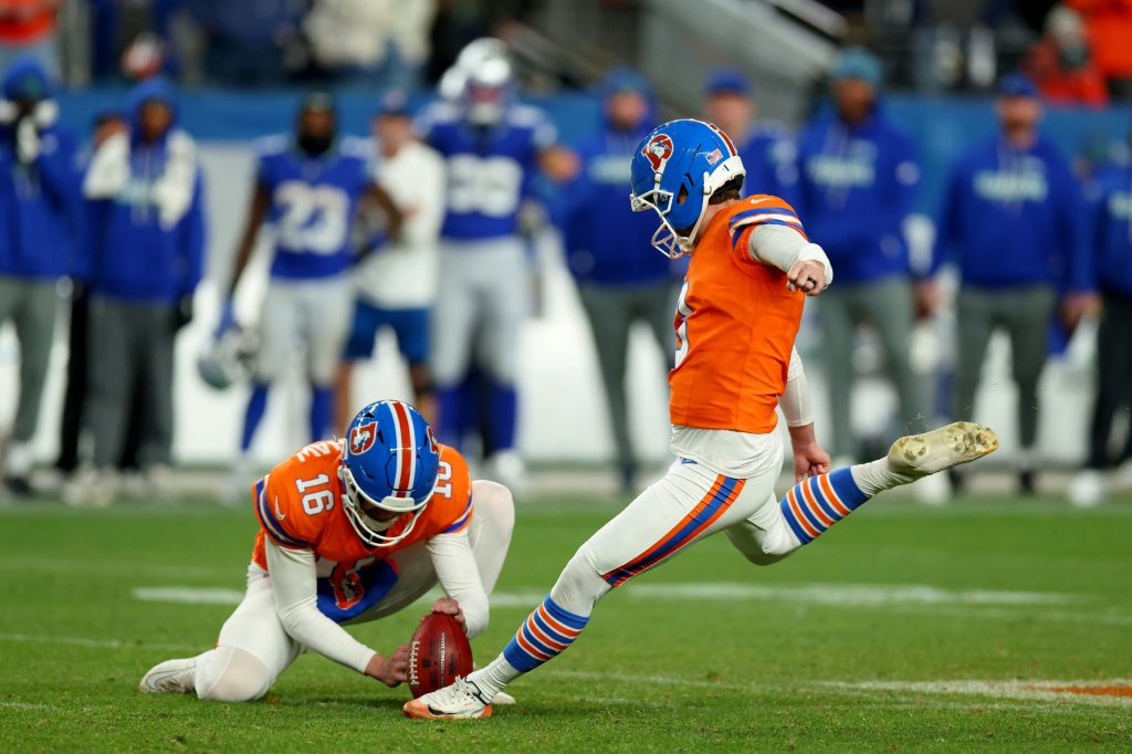 Broncos top Super Bowl champion Seahawks in overtime