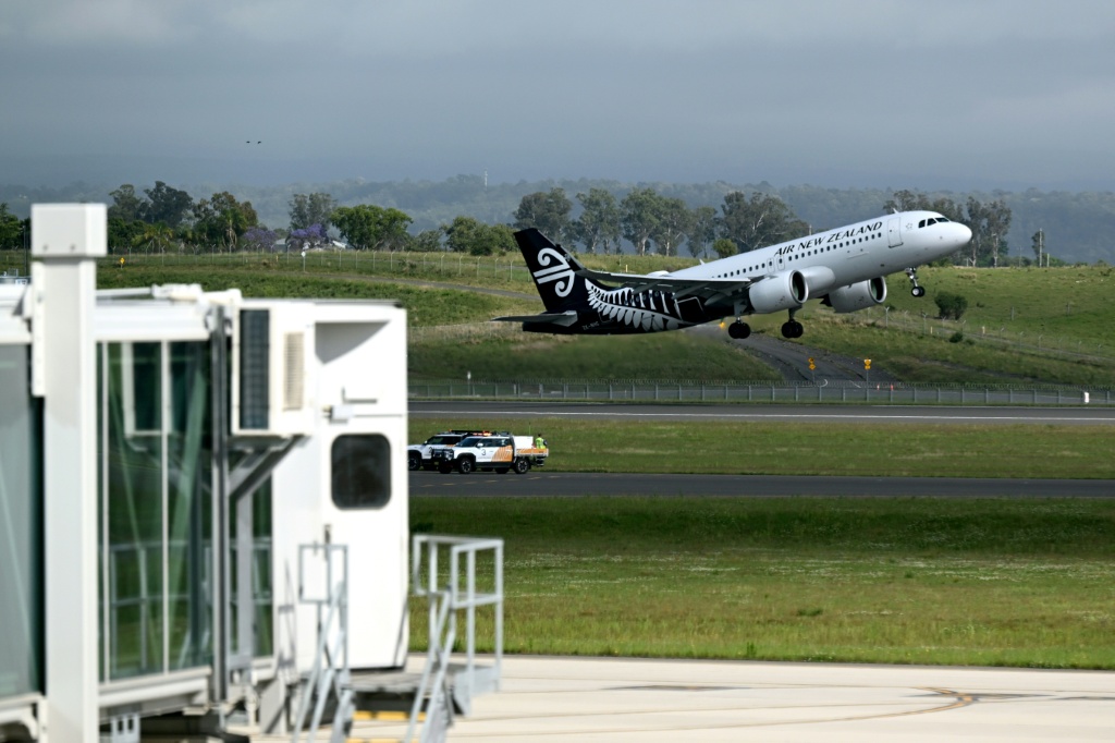 First international flight takes off from new Sydney airport