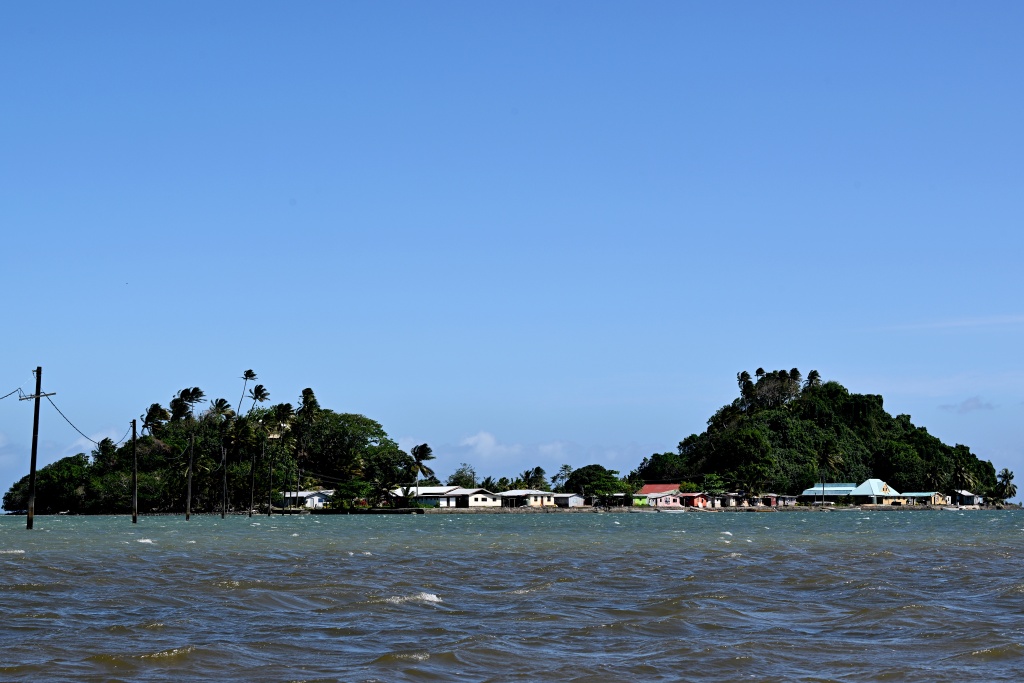 Climate-threatened Fijian utopia rejects calls to relocate