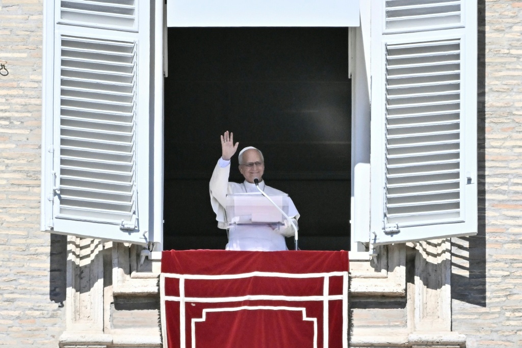 Pope to enter hospital on Tuesday for lung operation