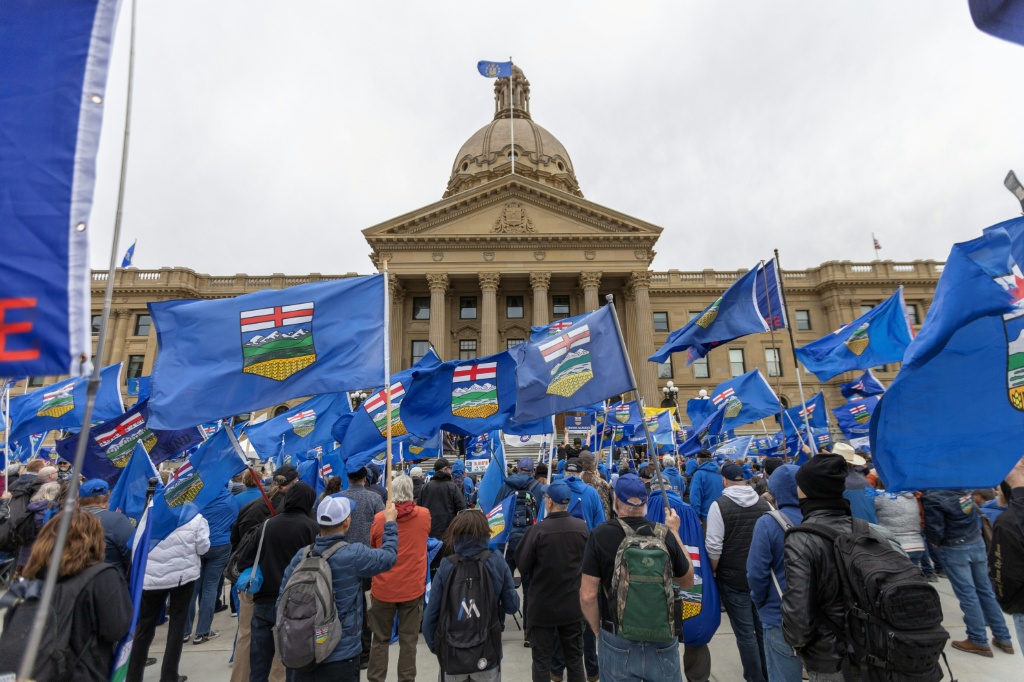 Oil-rich Alberta votes on Canada breakup
