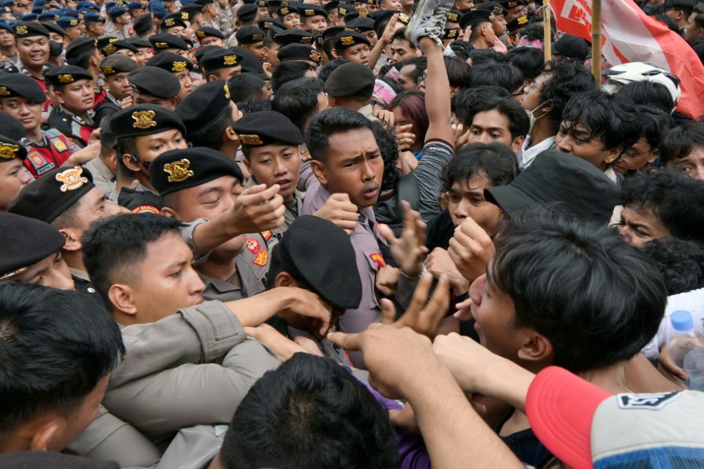 Protesters demand the government declare a national emergency to unlock more resources to fight wildfires across the vast archipelago — BAY ISMOYO / AFP