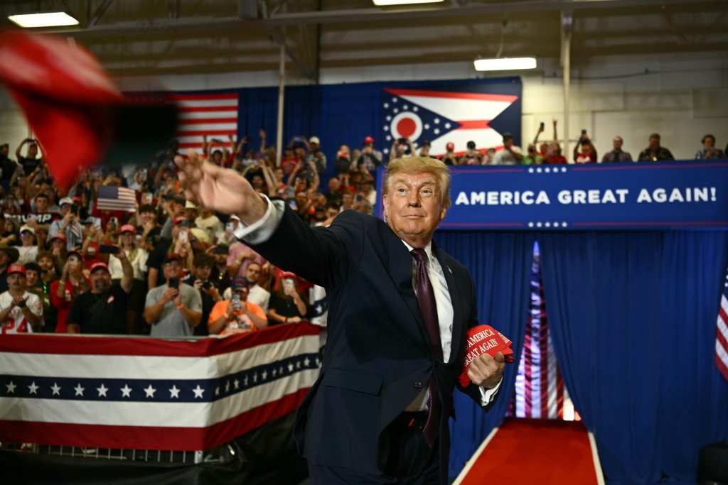 US economy posts strong growth, inflation stubbornly high in challenge to Trump