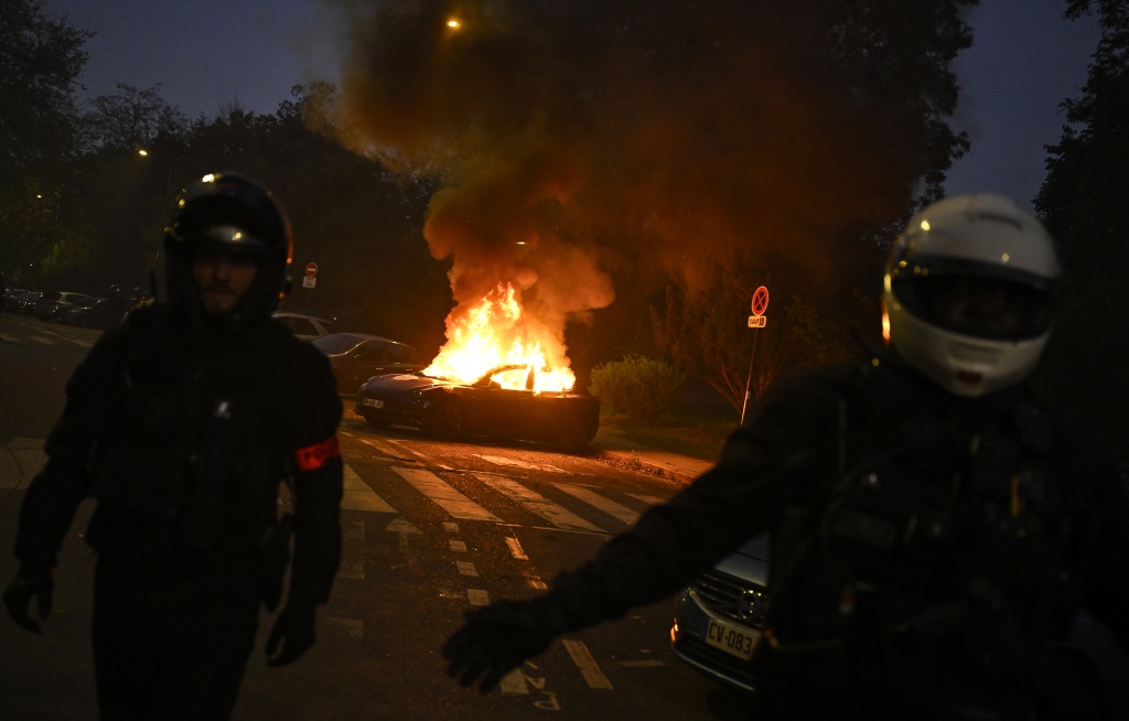 The protest movement has brought together Yellow Vest activists, trade unions, and high school and university students — Ed JONES / AFP