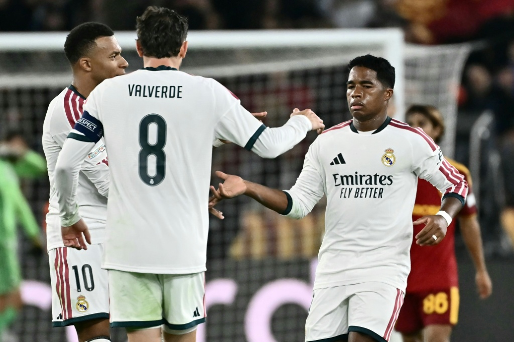 Endrick (R) was among the scorers in Real Madrid's comeback victory against Roma — Filippo MONTEFORTE / AFP
