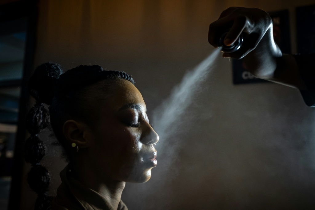 Models prepare backstage at Nigeria Fashion Week — Light Oriye Tamunotonye / AFP