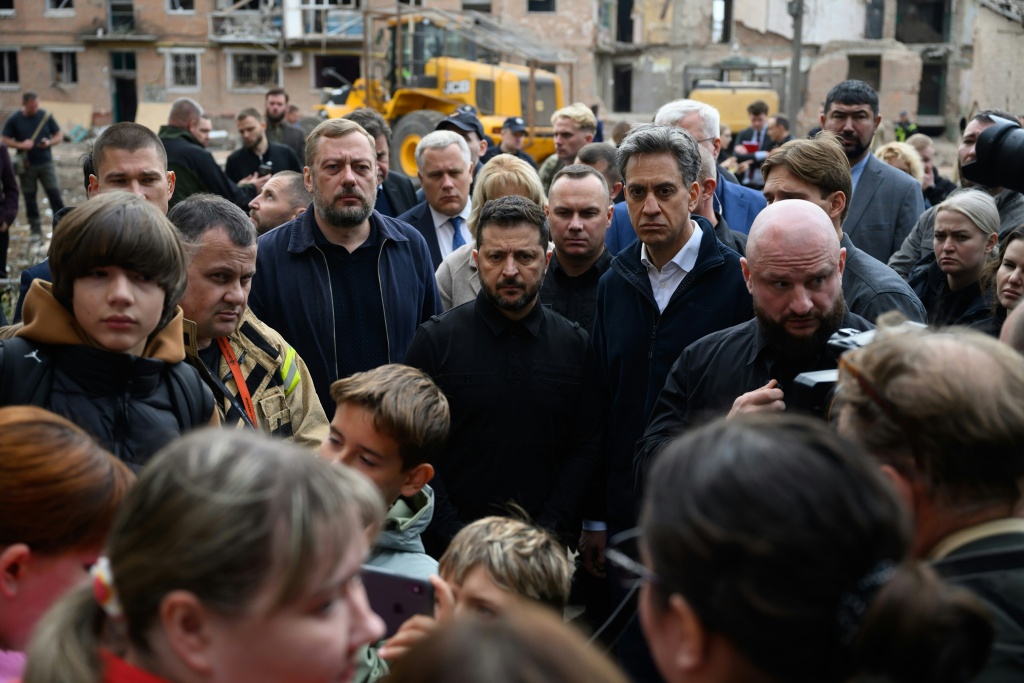 Ukraine's President Volodymyr Zelensky and UK foreign minister Ed Miliband visited the site of a Russian strike in Prluky — Handout / AFP