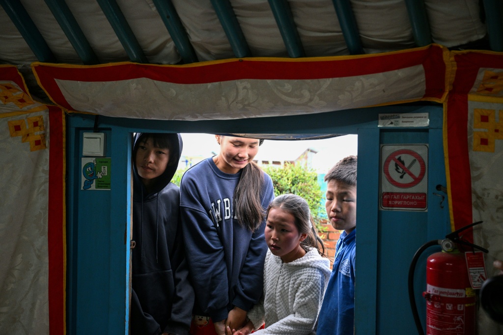 Mobile clinics battle Mongolia's childhood dental 'disaster'