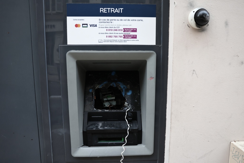 Cash machines were a target for masked youths — Thibaud MORITZ / AFP