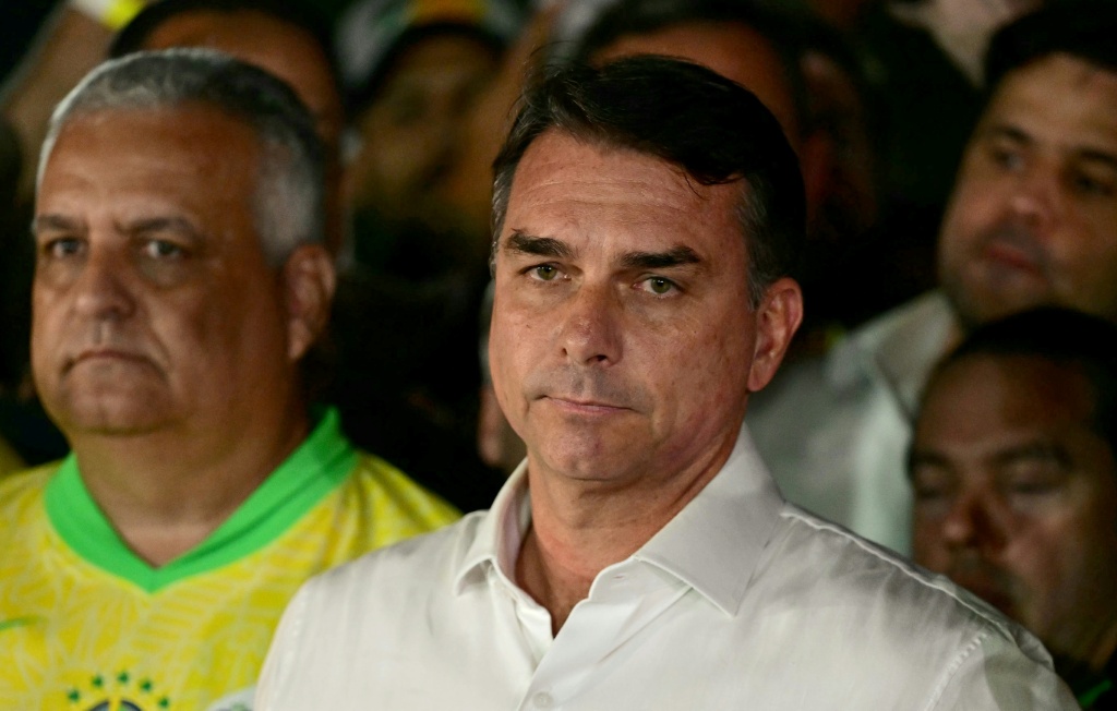 Flavio Bolsonaro's rejection of results echoed that of his father, who never acknowledged his defeat to Lula in 2022 elections — Pablo PORCIUNCULA / AFP
