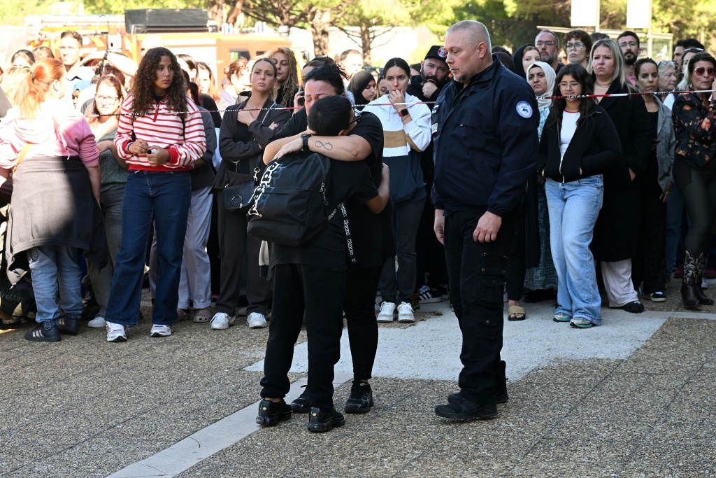 Teenager shoots headmaster, teacher at French school