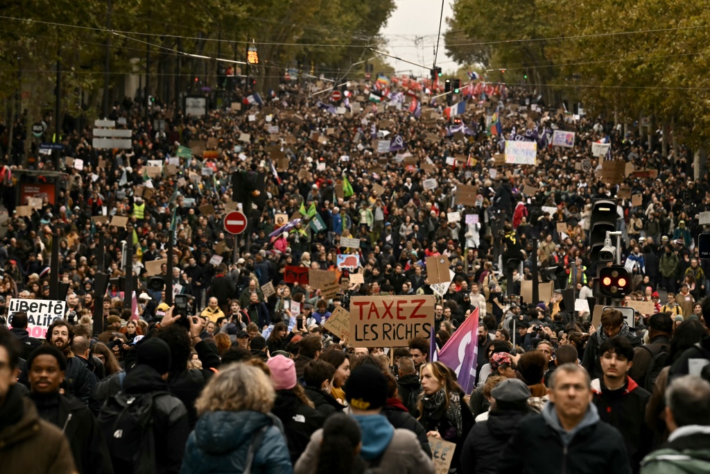 Clashes break out in Paris, other French cities amid fresh protests
