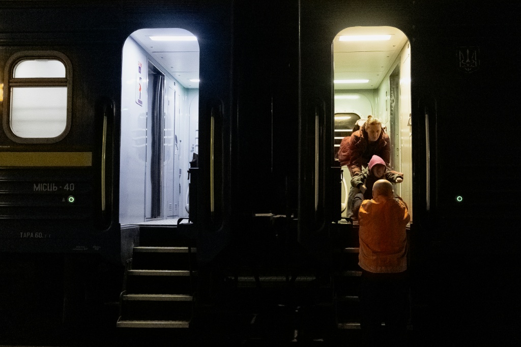 Minutes after an explosion, passengers began returning to the train — Tetiana DZHAFAROVA / AFP
