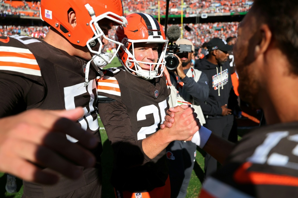 Browns edge Ravens for division lead, Texans beat Jags