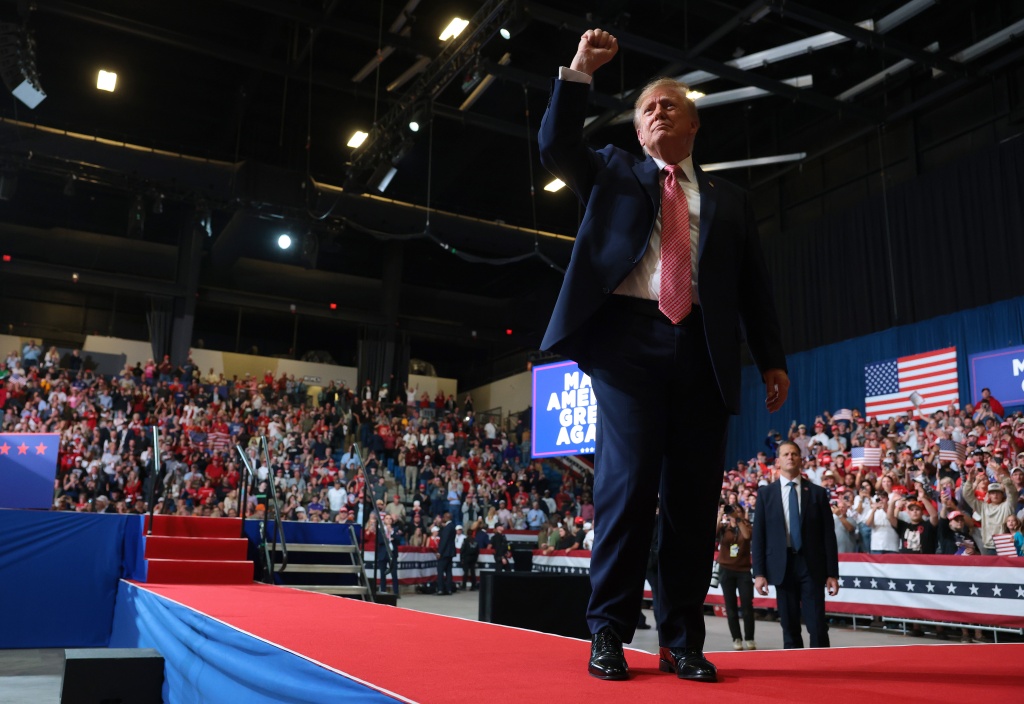 Trump reinstates rallies in turbulent end to US midterms campaign