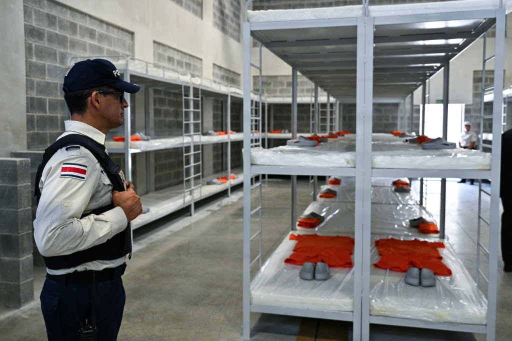 Prisoners will be subject to strict visitation rules and have the right to one hour per day outdoors — Ezequiel BECERRA / AFP
