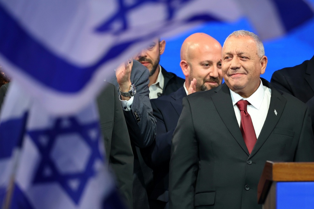 Yashar party leader Gadi Eisenkot (R) arrives to address his supporters at the election night rally after the first exit polls were announced, in Tel Aviv — Jack GUEZ / AFP