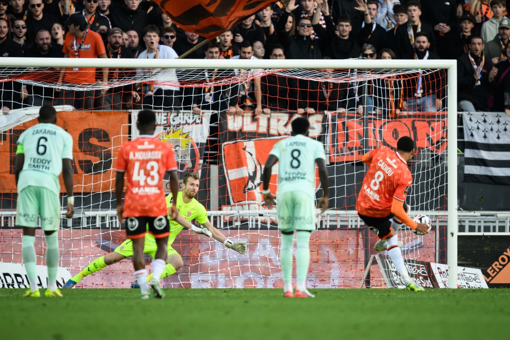 Finnish goalkeeper Lukas Hradecky dived the right way, but Noah Cadiou placed his spot-kick into the corner — Loic VENANCE / AFP